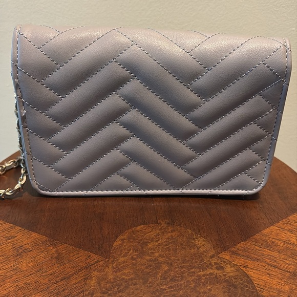 Bebe   Crossbody bag  quilted front and back  vegan leather  gray/ gold tone EUC - Picture 7 of 16